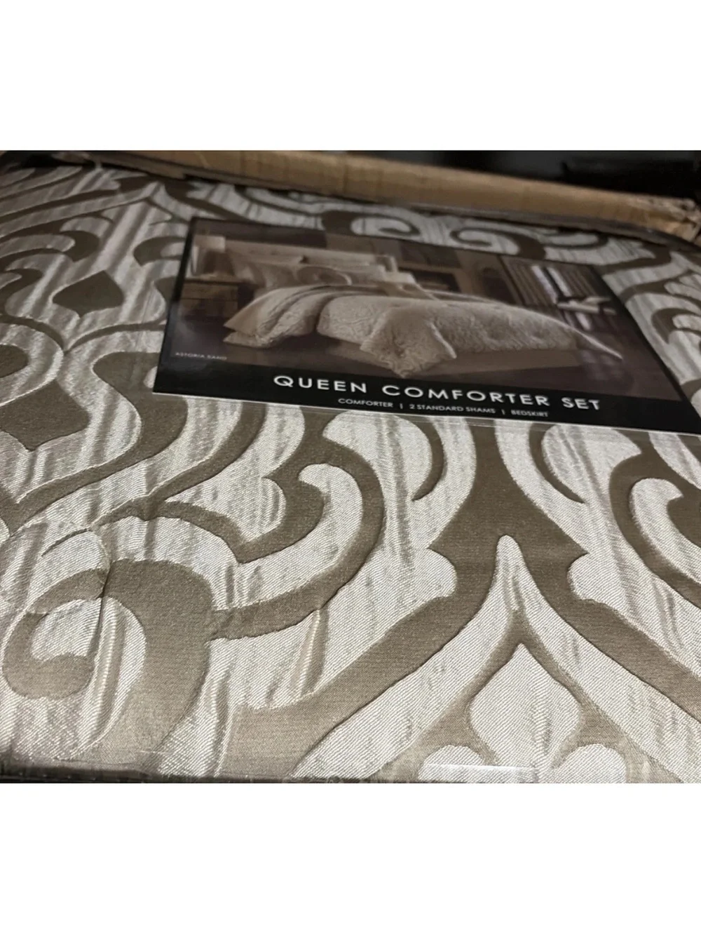 J. Queen New York Astoria Comforter Set - Sz QUEEN  NWT